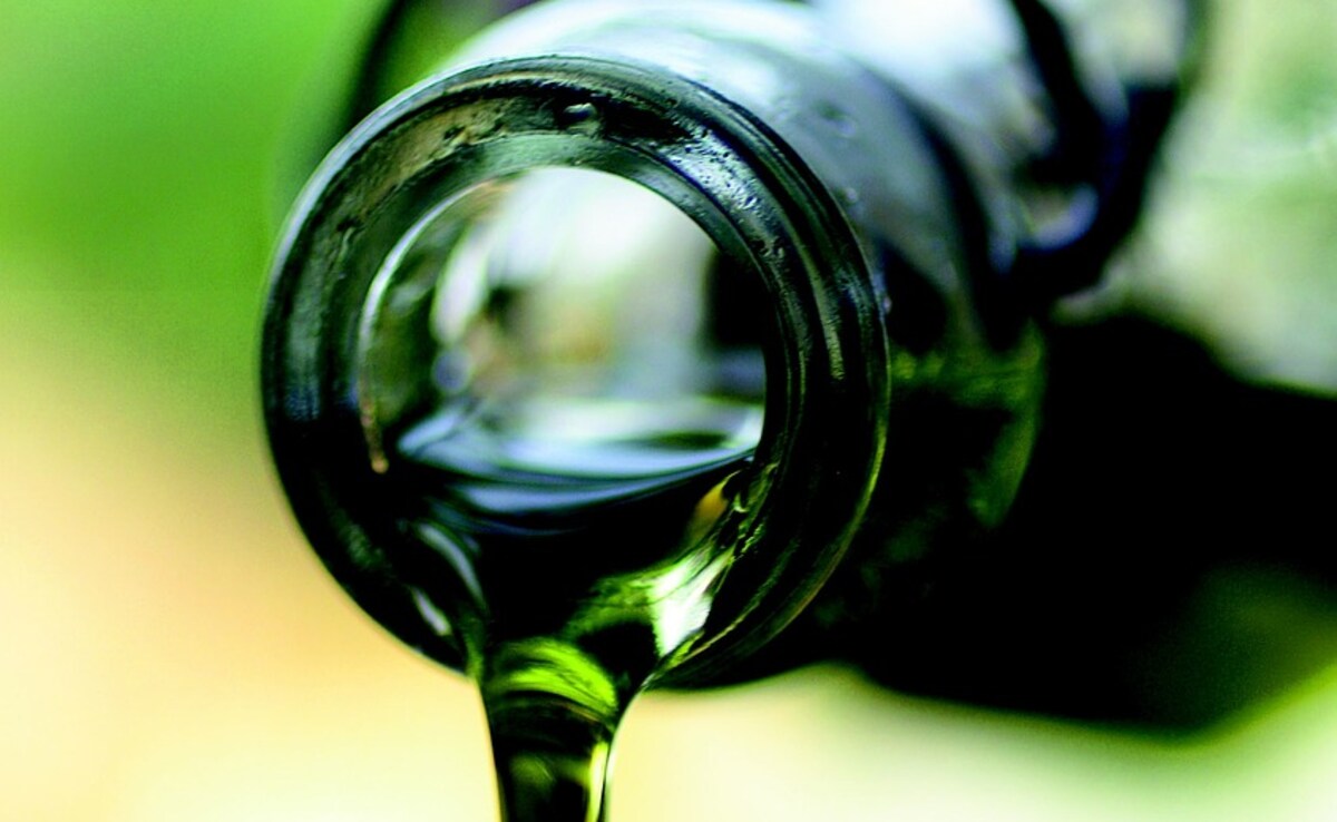 China Restaurant Worker's Oil Collection Sparks Controversy