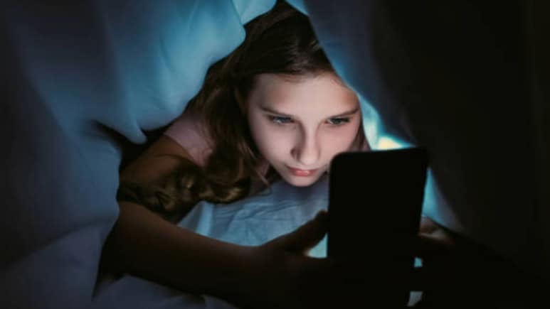 क्यों लड़कियां Social Media पर रहती हैं सबसे ज्यादा Active? जानिए मजेदार कारण