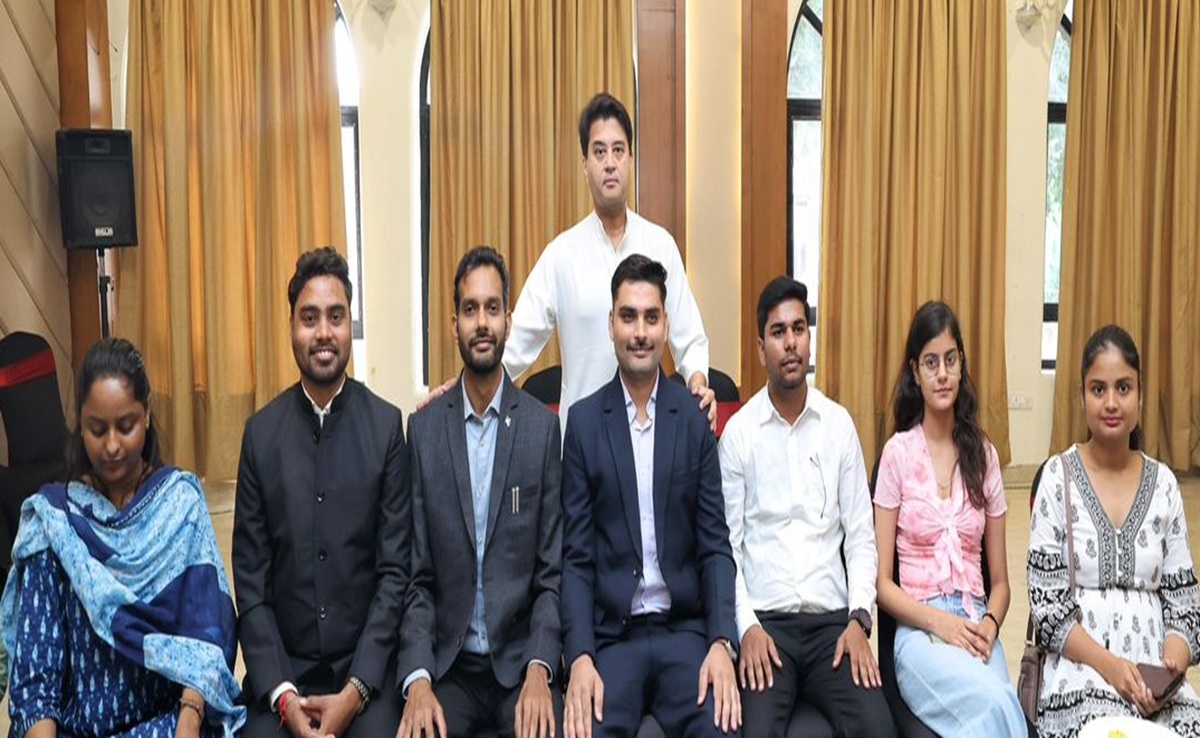 UPSC-PSC व मेडिकल में चयनित युवाओं से सिंधिया ने की मुलाकात; कहा- आने वाली पीढ़ियों के बनें मिसाल