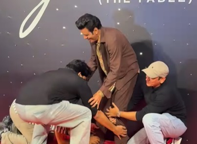 Anurag Kashyap, Jaideep Ahlawat, Vijay Varma Touch Manoj Bajpayee's Feet. Actor's Viral Reaction