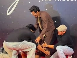 Anurag Kashyap, Jaideep Ahlawat, Vijay Varma Touch Manoj Bajpayee's Feet. Actor's Viral Reaction Anurag Kashyap, Jaideep Ahlawat, Vijay Varma Touch Manoj Bajpayee's Feet. Actor's Viral Reaction