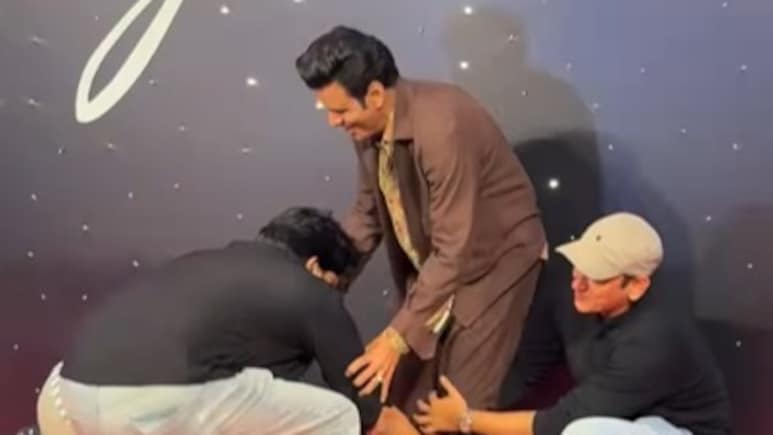 Anurag Kashyap, Jaideep Ahlawat, Vijay Varma Touch Manoj Bajpayee's Feet. Actor's Viral Reaction Anurag Kashyap, Jaideep Ahlawat, Vijay Varma Touch Manoj Bajpayee's Feet. Actor's Viral Reaction