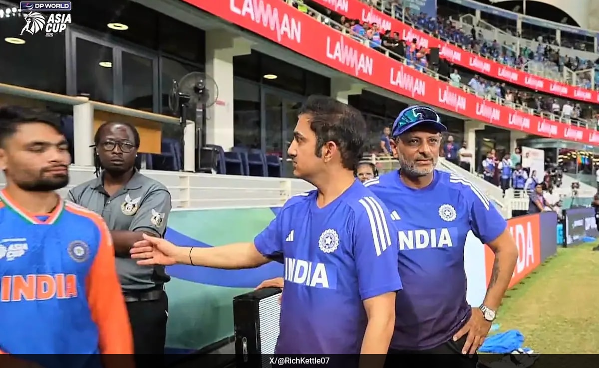 IND vs PAK: पाकिस्तान के खिलाफ मैच खत्म होते ही गौतम गंभीर ने उठाया बड़ा कदम, ड्रेसिंग रूम से खिलाड़ियों को बुलाकर कराया हैंडशेक