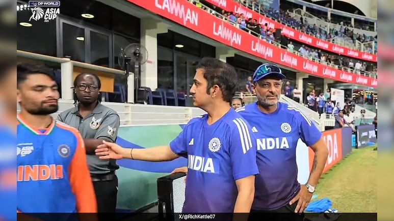 IND vs PAK: पाकिस्तान के खिलाफ मैच खत्म होते ही गौतम गंभीर ने उठाया बड़ा कदम, ड्रेसिंग रूम से खिलाड़ियों को बुलाकर कराया 'हैंडशेक' IND vs PAK: पाकिस्तान के खिलाफ मैच खत्म होते ही गौतम गंभीर ने उठाया बड़ा कदम, ड्रेसिंग रूम से खिलाड़ियों को बुलाकर कराया 'हैंडशेक'