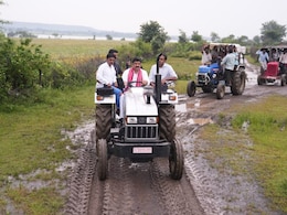 खुद ट्रैक्टर चलाकर निरीक्षण करने पहुंचे मंत्री गोविंद सिंह, यहां बनेगा MP का पहला नमो फ्रूट फॉरेस्ट, 21000 फलदार पौधों का होगा रोपण खुद ट्रैक्टर चलाकर निरीक्षण करने पहुंचे मंत्री गोविंद सिंह, यहां बनेगा MP का पहला नमो फ्रूट फॉरेस्ट, 21000 फलदार पौधों का होगा रोपण
