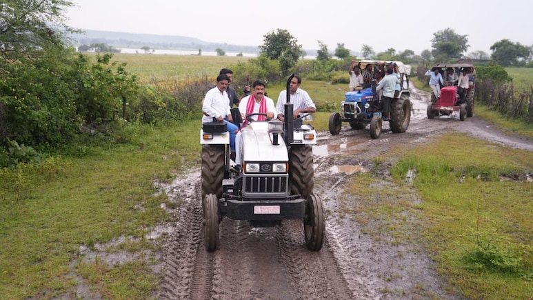 खुद ट्रैक्टर चलाकर निरीक्षण करने पहुंचे मंत्री गोविंद सिंह, यहां बनेगा MP का पहला नमो फ्रूट फॉरेस्ट, 21000 फलदार पौधों का होगा रोपण खुद ट्रैक्टर चलाकर निरीक्षण करने पहुंचे मंत्री गोविंद सिंह, यहां बनेगा MP का पहला नमो फ्रूट फॉरेस्ट, 21000 फलदार पौधों का होगा रोपण