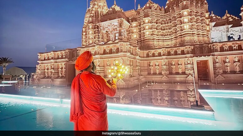 अबू धाबी के मंदिर में गूंजे गंगा आरती के स्वर, देख इमोशनल हुआ भारतीय युवक