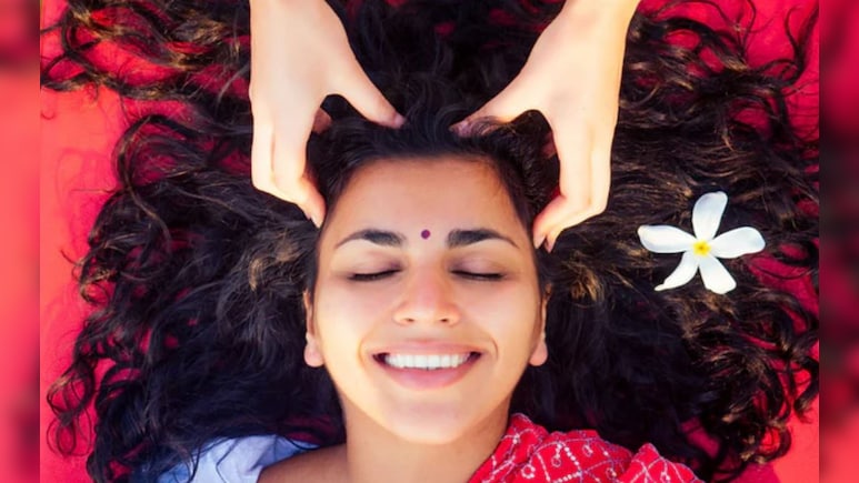 बालों को तेजी से बढ़ाने के लिए कौन सा तेल लगाना चाहिए? हर्बल तेल और नारियल तेल में क्या फर्क है?