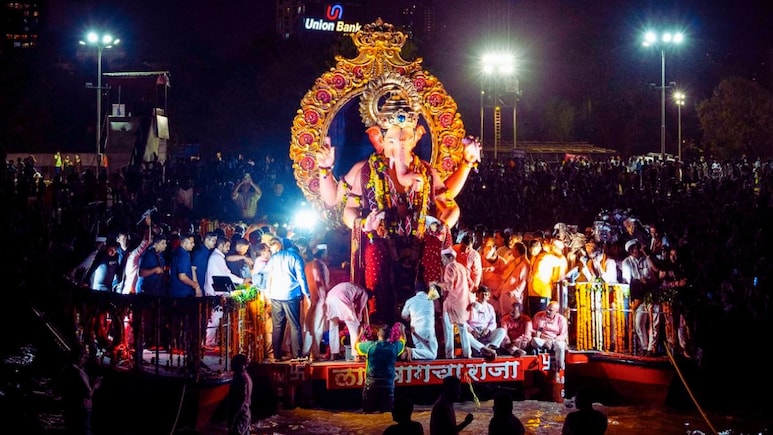 Lalbaugcha Raja Visarjan 2025 Controversy:लालबागचा राजाच्या विसर्जनावेळी मंडळाकडून मोठी चूक? पुन्हा मंडळ वादात Lalbaugcha Raja Visarjan 2025 Controversy:लालबागचा राजाच्या विसर्जनावेळी मंडळाकडून मोठी चूक? पुन्हा मंडळ वादात