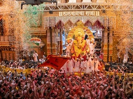 Lalbaugcha Raja Visarjan Controversy: लालबागचा राजा पैशांचा बाप्पा झालाय! वर्षानुवर्षे सेवा करणारे कोळी बांधव मंडळावर संतापले Lalbaugcha Raja Visarjan Controversy: लालबागचा राजा पैशांचा बाप्पा झालाय! वर्षानुवर्षे सेवा करणारे कोळी बांधव मंडळावर संतापले