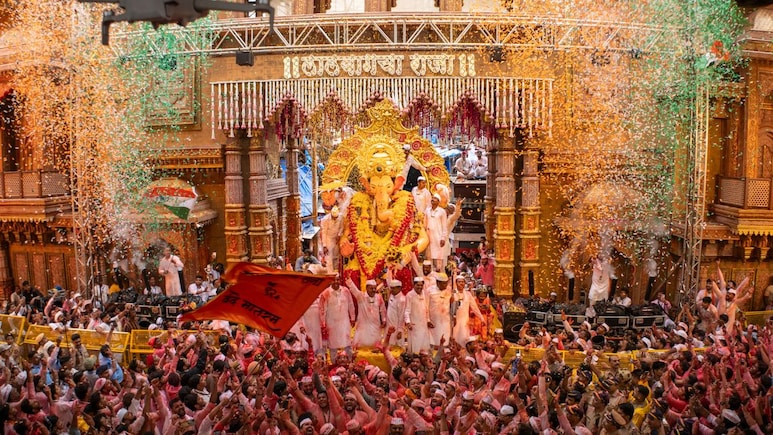 लालबागचा राजा पैशांचा बाप्पा झालाय! वर्षानुवर्षे सेवा करणारे कोळी बांधव मंडळावर संतापले लालबागचा राजा पैशांचा बाप्पा झालाय! वर्षानुवर्षे सेवा करणारे कोळी बांधव मंडळावर संतापले