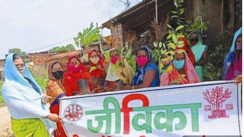 खोली लाइब्रेरी, शुरू किया मुर्गीपालन, जीविका योजना से बिहार की महिलाएं बन रहीं आत्मनिर्भर
