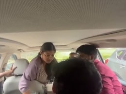 100 सेकंड में जड़ दिये 60 थप्पड़... लखनऊ के कॉलेज कैंपस का वीडियो देख हिल जाएंगे 100 सेकंड में जड़ दिये 60 थप्पड़... लखनऊ के कॉलेज कैंपस का वीडियो देख हिल जाएंगे