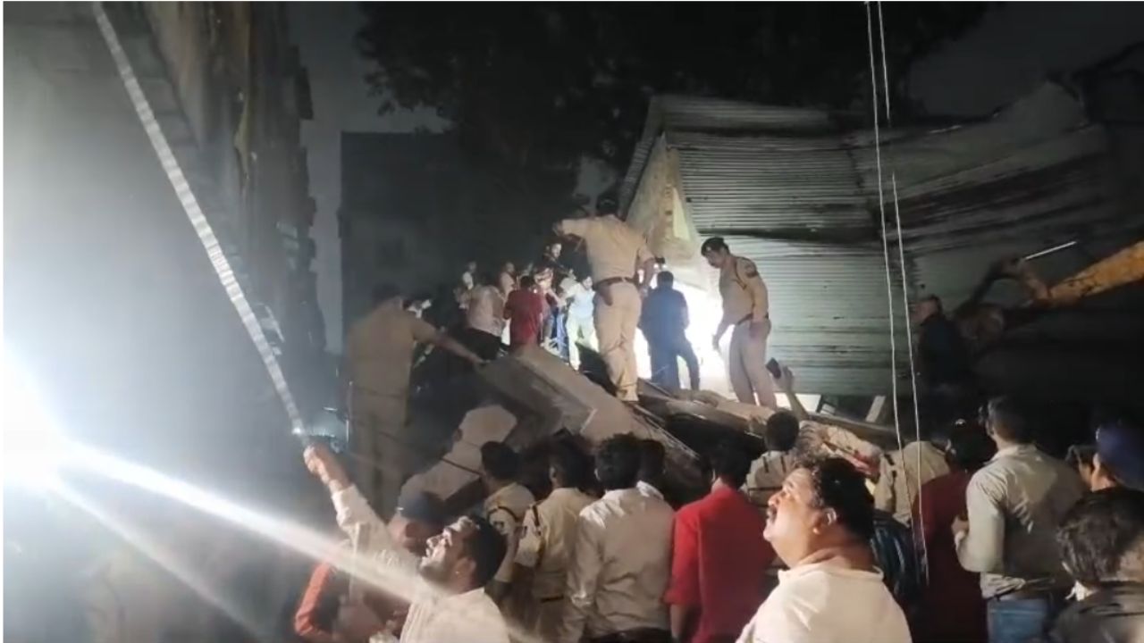 इंदौर में 10 साल पुराना 5 मंजिला मकान गिरा, 6 लोगों के दबे होने की सूचना, 9 घायल अस्पताल में भर्ती