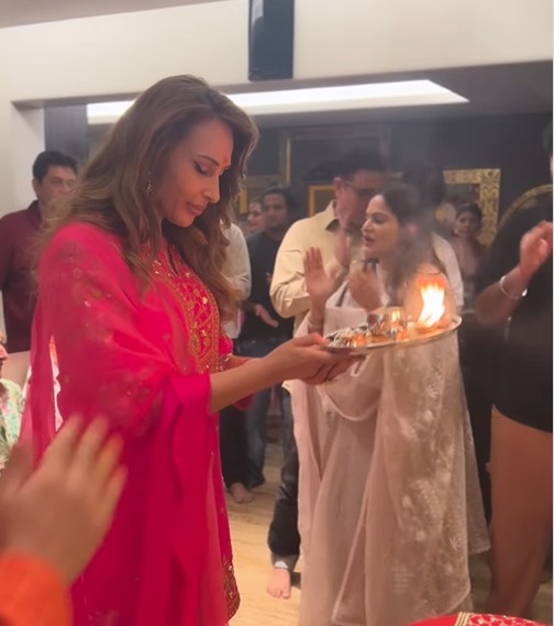 सलमान के घर बप्पा की धूम, गणपति पूजा में यूलिया वंतूर ने लूटी लाइमलाइट, गुलाबी सूट में जीता सबका दिल