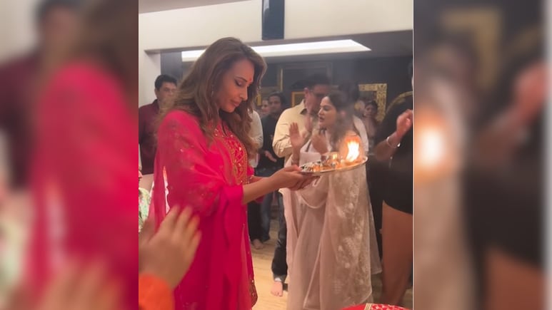 सलमान के घर बप्पा की धूम, गणपति पूजा में यूलिया वंतूर ने लूटी लाइमलाइट, गुलाबी सूट में जीता सबका दिल सलमान के घर बप्पा की धूम, गणपति पूजा में यूलिया वंतूर ने लूटी लाइमलाइट, गुलाबी सूट में जीता सबका दिल