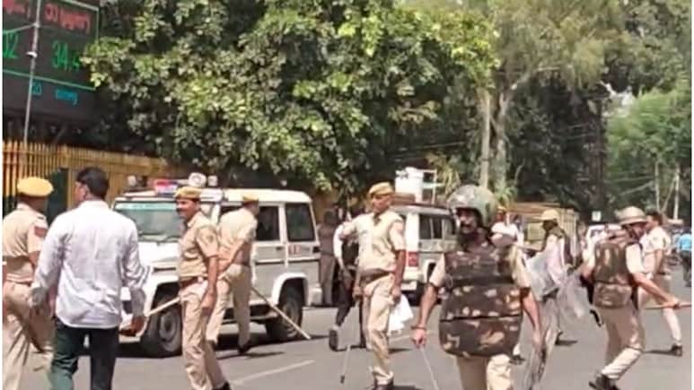 Rajasthan Lathi Charge: भीलवाड़ा में सीएम के दौरे से पहले हंगामा, कलेक्ट्रेट पर प्रदर्शन कर रहे लोगों को पुलिस ने लाठीचार्ज कर खदेड़ा