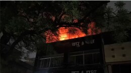 Chhindwara&nbsp;Fire:&nbsp;छिंदवाड़ा&nbsp;के &lsquo;एंजिल आर्ट&rsquo; कपड़े के शोरूम&nbsp;में लगी आग, लाखों का सामान जलकर राख