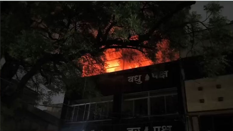 Chhindwara Fire: छिंदवाड़ा के ‘एंजिल आर्ट’ कपड़े के शोरूम में लगी आग, लाखों का सामान जलकर राख