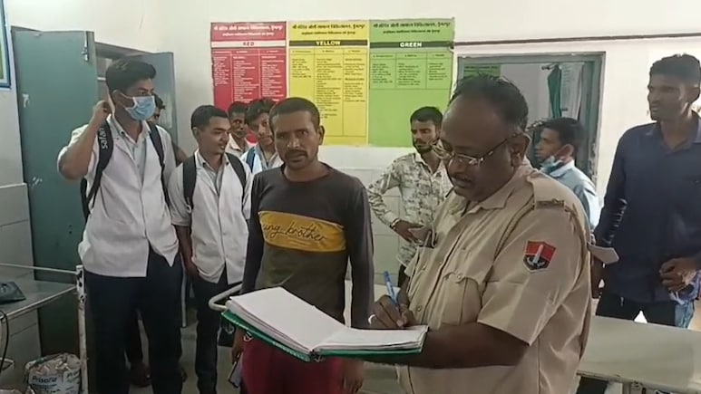 स्कलू से लौटते ही 11वीं की छात्रा ने फांसी लगाकर दे दी जान, मां घर लौटी तो उड़ गए होश