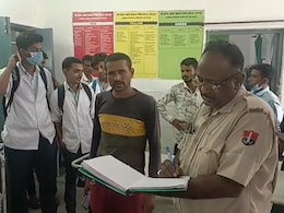स्कलू से लौटते ही 11वीं की छात्रा ने फांसी लगाकर दे दी जान, मां घर लौटी तो उड़ गए होश स्कलू से लौटते ही 11वीं की छात्रा ने फांसी लगाकर दे दी जान, मां घर लौटी तो उड़ गए होश