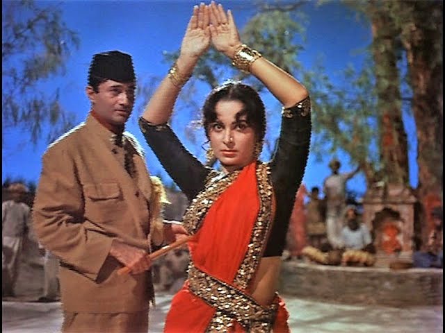 When Waheeda Rehman Was Asked To Kiss The Hood Of A Snake During <i>Guide</i> Shoot