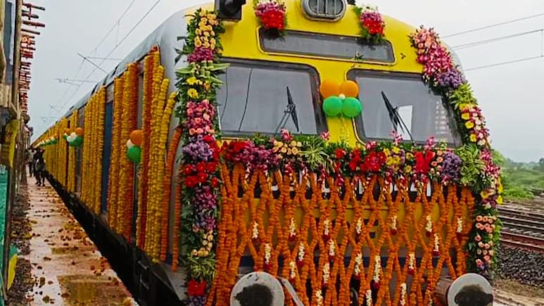 Beed Ahilyanagar Railway : बीडकरांसाठी ऐतिहासिक क्षण; अहिल्यानगरपर्यंत 45 रुपयात प्रवास, वेळ, थांबा सर्वकाही Beed Ahilyanagar Railway : बीडकरांसाठी ऐतिहासिक क्षण; अहिल्यानगरपर्यंत 45 रुपयात प्रवास, वेळ, थांबा सर्वकाही