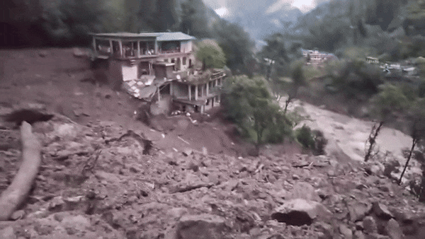 चमोली में बादल फटा, कुंतरी और धुर्मा गांव में तबाही, 9 लोग लापता चमोली में बादल फटा, कुंतरी और धुर्मा गांव में तबाही, 9 लोग लापता