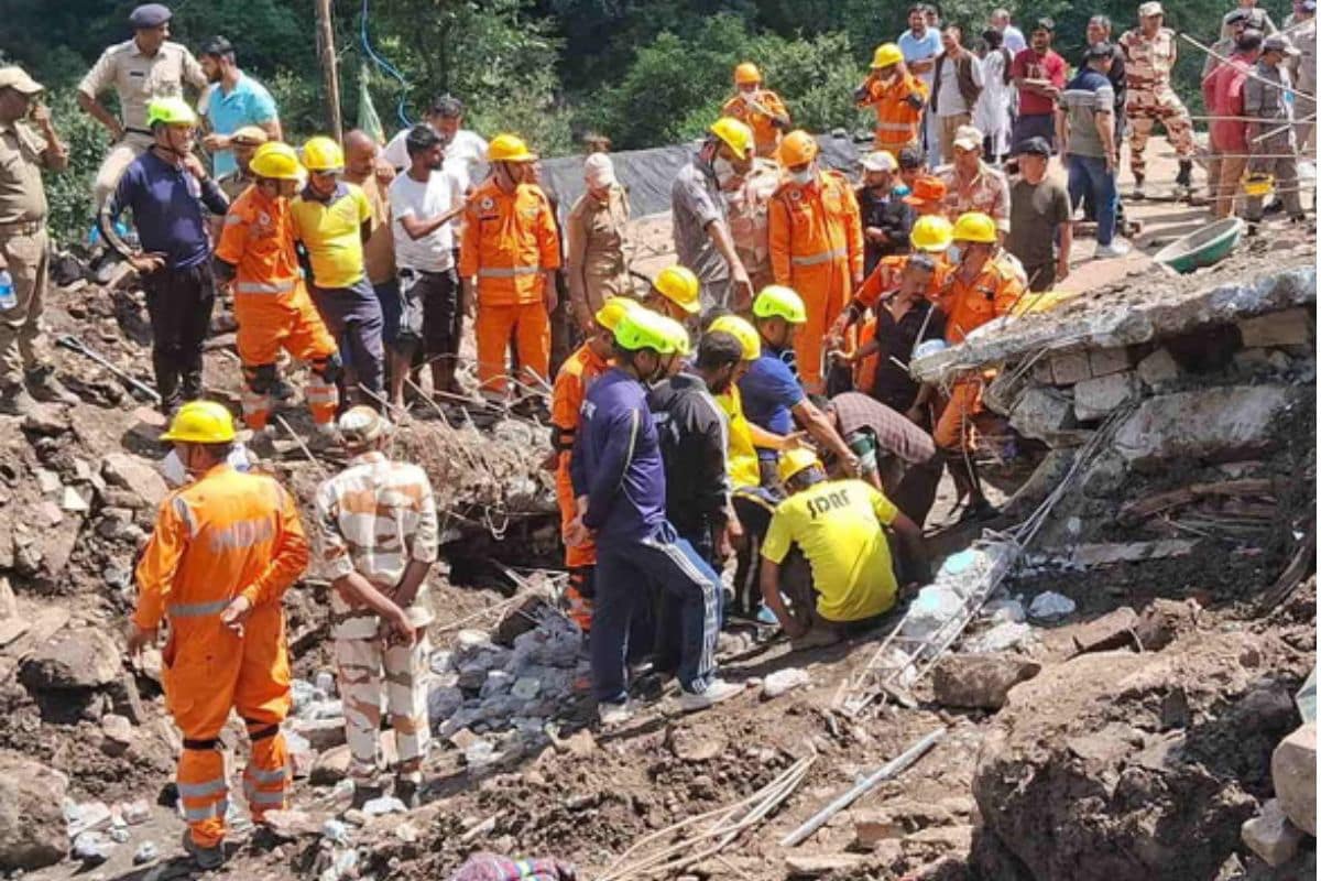 राहत-बचाव कार्य में लगे जवान. राहत-बचाव कार्य में लगे जवान.