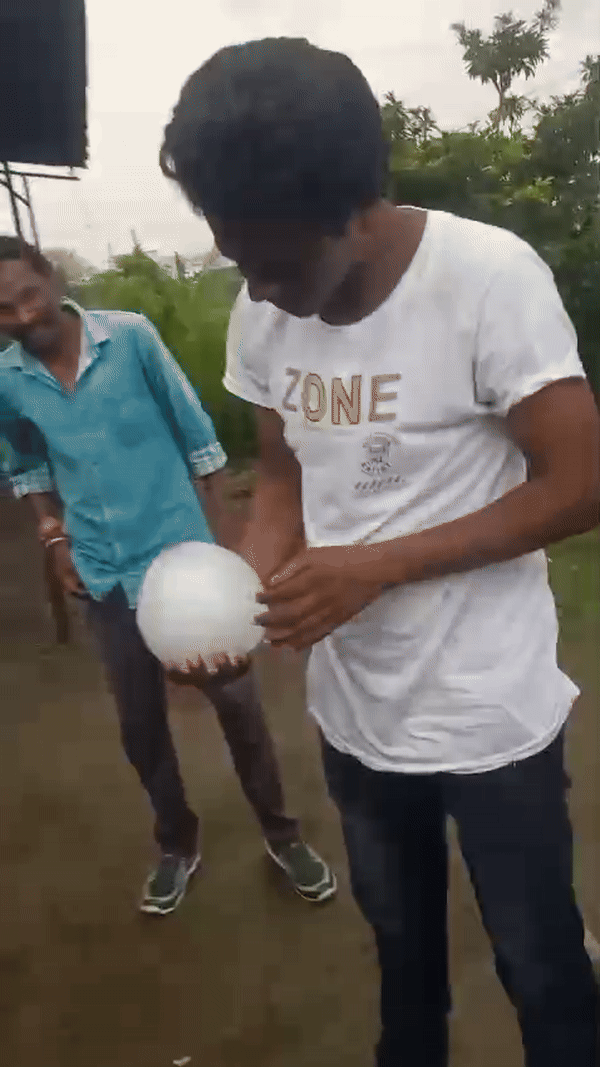 ये ओला है गोला! आसमान से गिरा 8 किलो का गोला! एक झलक पाने को उमड़ी भीड़