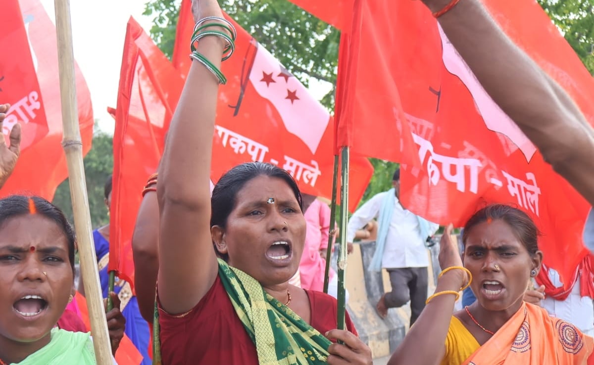 वामदलों के झंडे के साथ अपनी वोटर अधिकार यात्रा में शामिल हुई महिलाएं. वामदलों के झंडे के साथ अपनी वोटर अधिकार यात्रा में शामिल हुई महिलाएं.