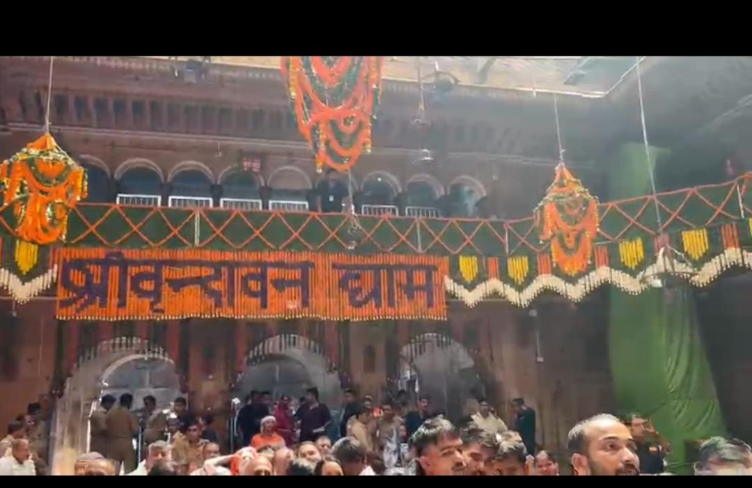 राष्ट्रपति द्रौपदी मुर्मू ने बांके बिहारी मंदिर और निधिवन में किए दर्शन, वृंदावन में कल्पवृक्ष का पौधा लगाया