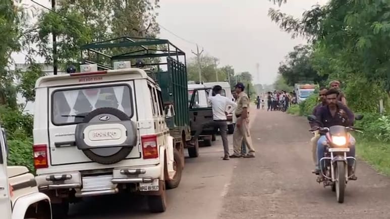 जंगल की जमीन के लिए भिड़े दो समुदाय, जमकर चले तीर कमान, पुलिस भी जान छुड़ाकर भागी