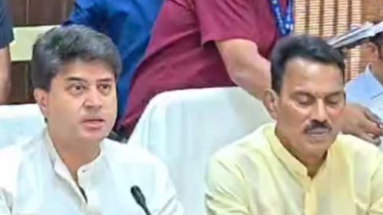 MP Politics: ग्वालियर-चंबल अंचल में सिंधिया बनाम तोमर, सियासी वर्चस्व की जंग हुई तेज ! MP Politics: ग्वालियर-चंबल अंचल में सिंधिया बनाम तोमर, सियासी वर्चस्व की जंग हुई तेज !