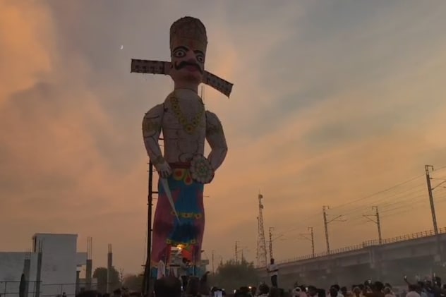 रेनवाल में 61 फीट ऊंचे रावण का पुतला तैयार किया गया था. रेनवाल में 61 फीट ऊंचे रावण का पुतला तैयार किया गया था.
