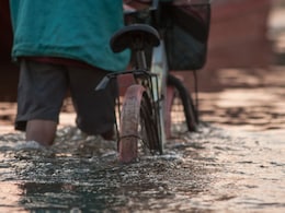 Maharashtra Rain News : पावसाने मार्ग बदलला? मराठवाड्यानंतर 'या' तीन जिल्ह्यांना मुसळधार पावसाचा इशारा Maharashtra Rain News : पावसाने मार्ग बदलला? मराठवाड्यानंतर 'या' तीन जिल्ह्यांना मुसळधार पावसाचा इशारा