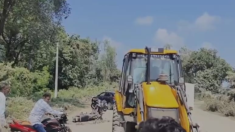 नेशनल हाईवे 927A पर दर्दनाक हादसा, JCB ने चलती बाइक पर डाला मलबा; दंपति के साथ दबा मासूम बच्चा