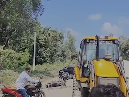 नेशनल हाईवे 927A पर दर्दनाक हादसा, JCB ने चलती बाइक पर डाला मलबा; दंपति के साथ दबा मासूम बच्चा नेशनल हाईवे 927A पर दर्दनाक हादसा, JCB ने चलती बाइक पर डाला मलबा; दंपति के साथ दबा मासूम बच्चा