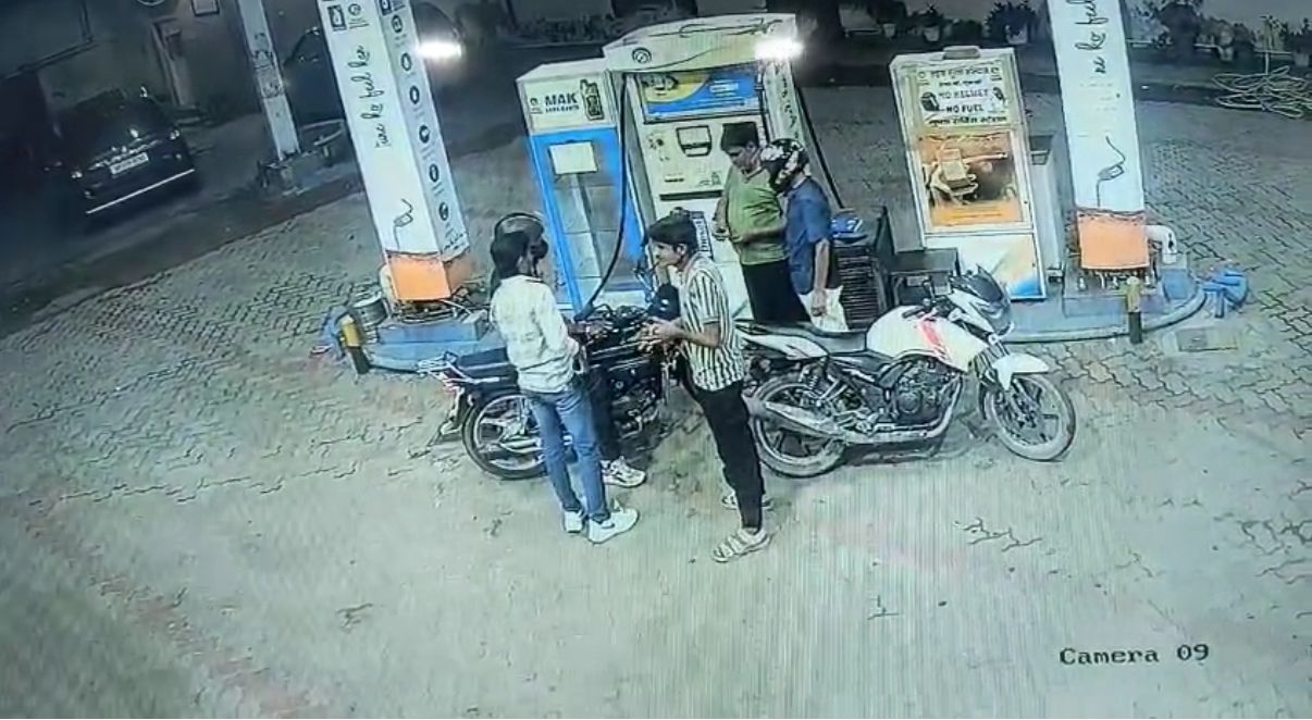 शूटर्स का CCTV सामने आया, दिशा पाटनी के घर फायरिंग करने वाले हमलावर दिखे थे पेट्रोल पंप पर
