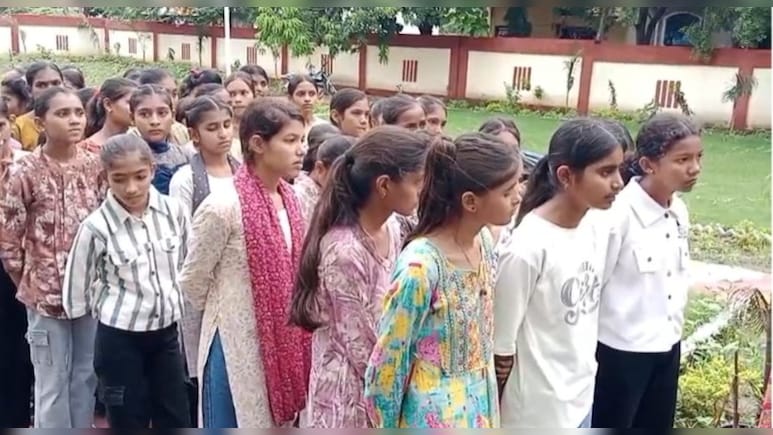 'डर लगता है, अधीक्षक के पति से बचा लो', SDM से गुहार लगाने पहुंची छात्रावास की बेटियां