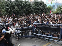 नेपाल में युवाओं का सोशल मीडिया बैन पर हंगामा, संसद में घुसे प्रदर्शनकारी...देखिए फोटोज