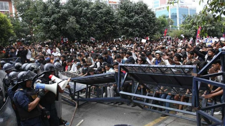 नेपाल में युवाओं का सोशल मीडिया बैन पर हंगामा, संसद में घुसे प्रदर्शनकारी...देखिए फोटोज