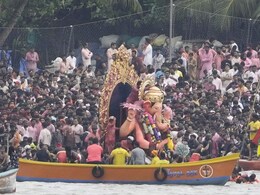 Lalbaugcha Raja: 'लालबागचा राजा' 5 तासांपासून पाण्यात! भाविक चिंतेत, विसर्जन का रखडले? Lalbaugcha Raja: 'लालबागचा राजा' 5 तासांपासून पाण्यात! भाविक चिंतेत, विसर्जन का रखडले?