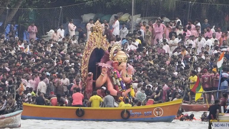 Lalbaugcha Raja: 'लालबागचा राजा' 5 तासांपासून पाण्यात! भाविक चिंतेत, विसर्जन का रखडले, किती वेळ लागणार? Lalbaugcha Raja: 'लालबागचा राजा' 5 तासांपासून पाण्यात! भाविक चिंतेत, विसर्जन का रखडले, किती वेळ लागणार?