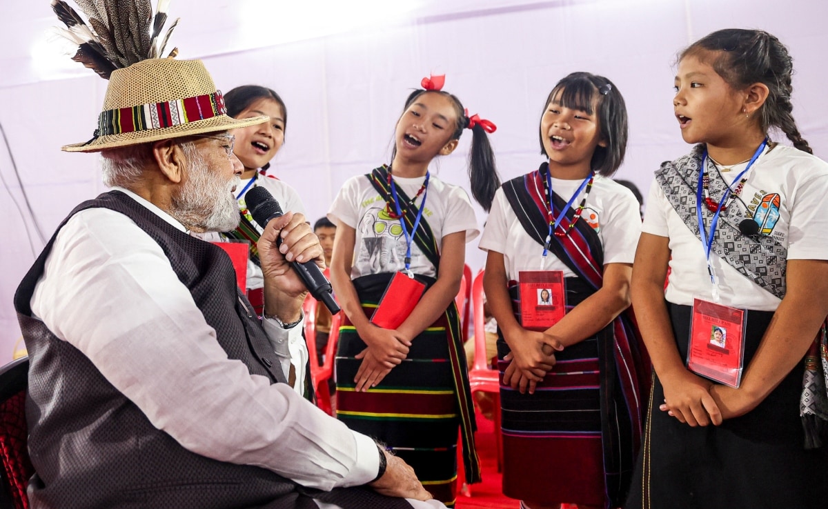 मणिपुर की हिंसा प्रभावित बच्चियों से बात करते प्रधानमंत्री नरेंद्र मोदी. मणिपुर की हिंसा प्रभावित बच्चियों से बात करते प्रधानमंत्री नरेंद्र मोदी.