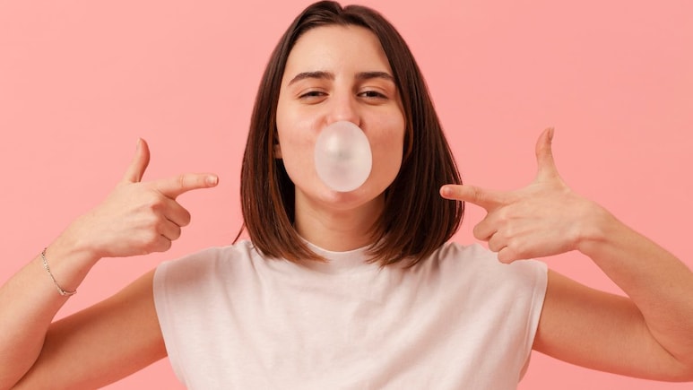 च्युइंग गम चबाने से क्या वाकई शार्प होती है Jaw लाइन? ये है इसके पीछे का सच