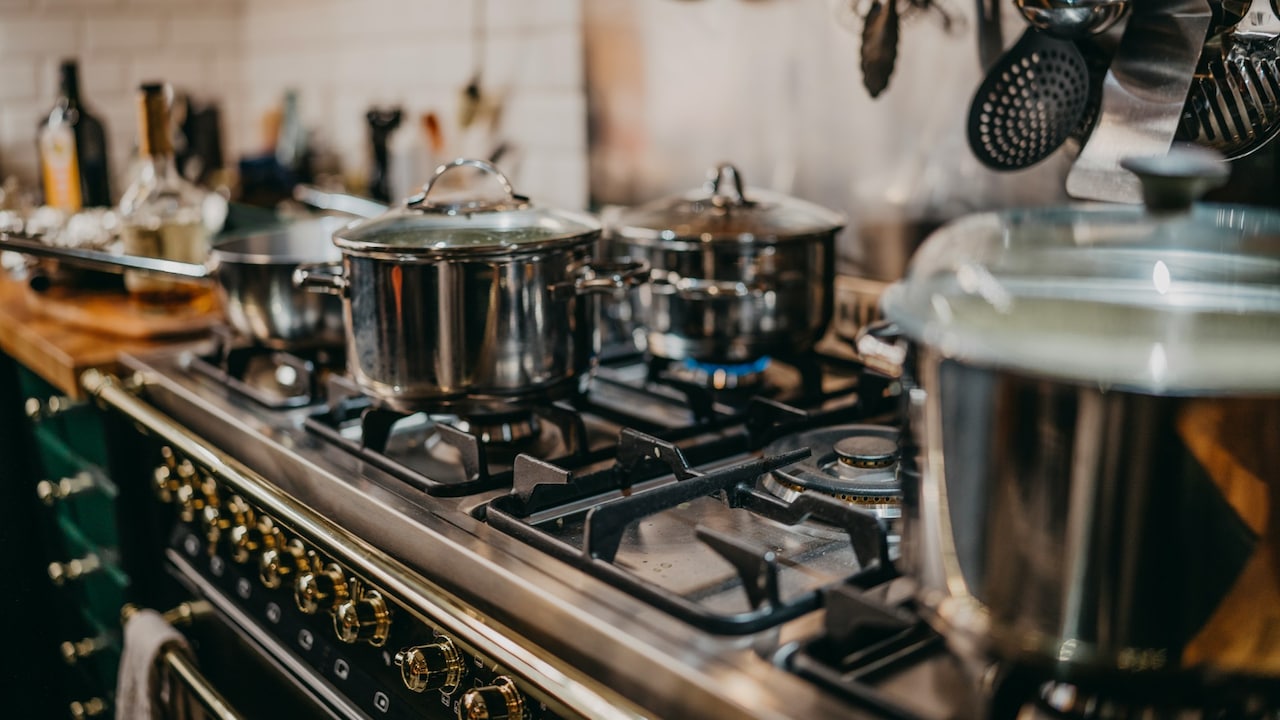 Gas Stove Buying Guide 2025: From Brass Burners To Auto-Ignition, Key Features To Consider.