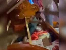 बेड के अंदर छिपा था बीवी का लवर, देखकर हैरान रह गए लोग, फिर घरवालों ने किया ऐसा हाल - देखें Video बेड के अंदर छिपा था बीवी का लवर, देखकर हैरान रह गए लोग, फिर घरवालों ने किया ऐसा हाल - देखें Video
