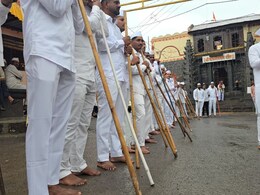 Satara News : 9 दिवस बसायचं नाही, उभं राहूनच झोपतात; सातारच्या पांडे गावातील उभ्याच्या नवरात्रीची अनोखी परंपरा