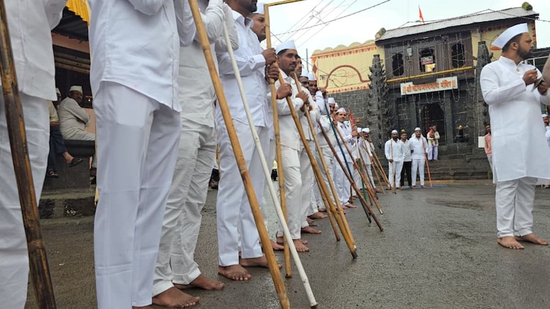 Satara News : 9 दिवस बसायचं नाही, उभं राहूनच झोपतात; सातारच्या पांडे गावातील उभ्याच्या नवरात्रीची अनोखी परंपरा